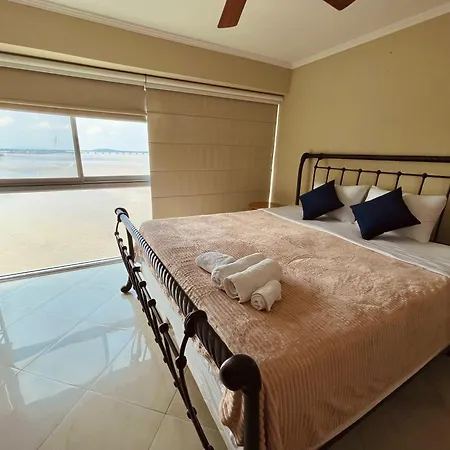 Suite Frente Al Rio En Puerto Santa Ana Riverfront Guayaquil Exterior photo