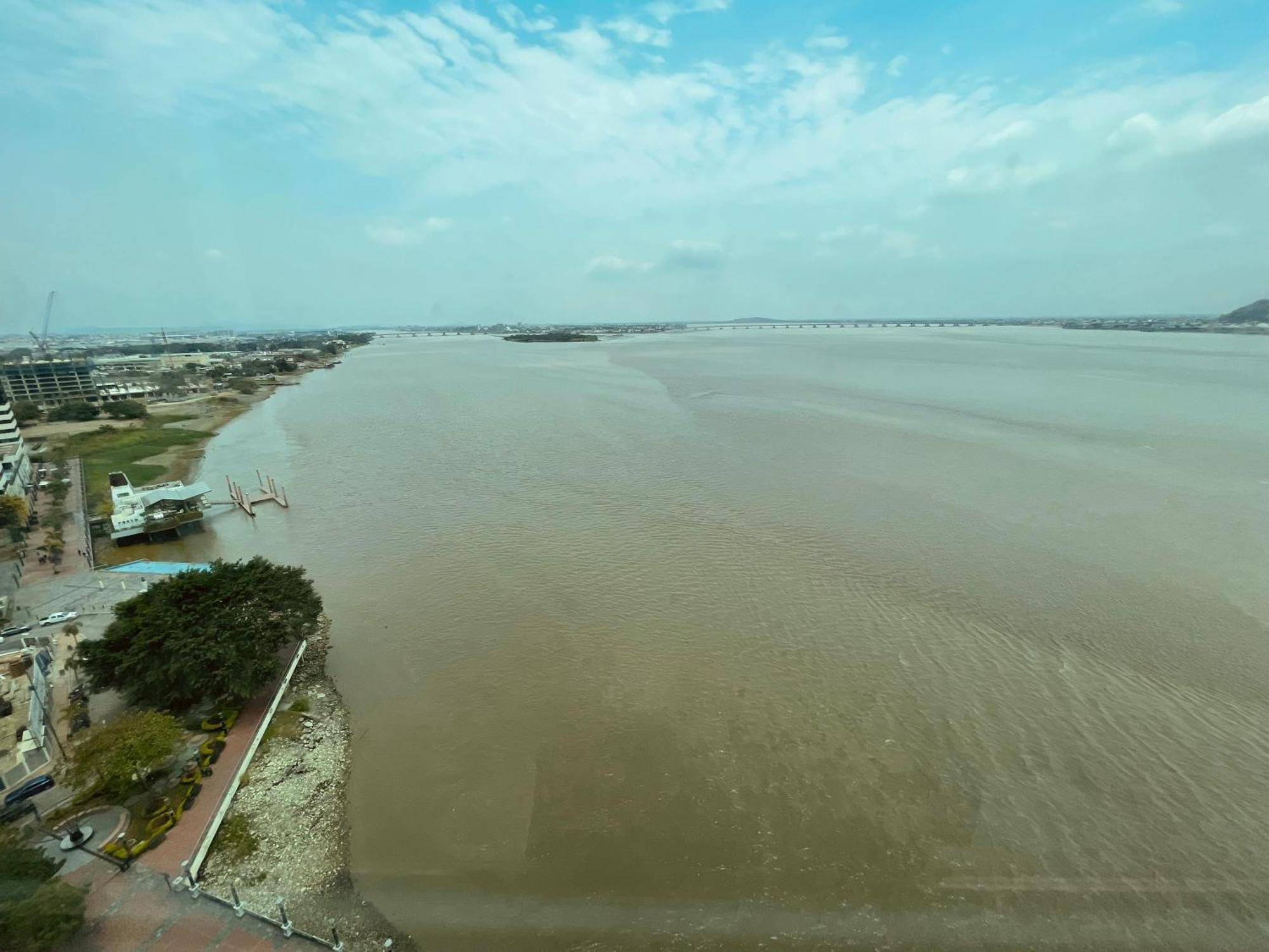 Frente Al Rio En Puerto Santa Ana Riverfront * Guayaquil