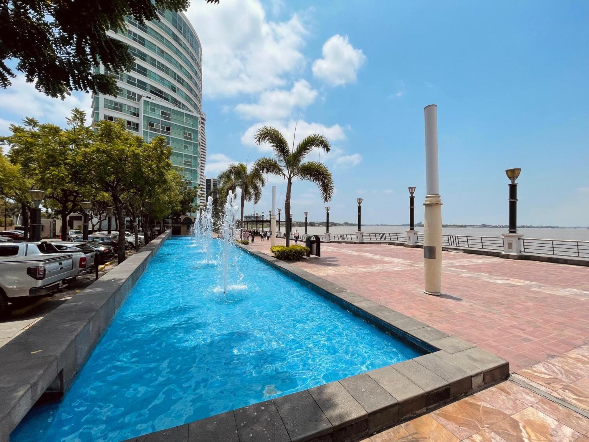 Frente Al Rio En Puerto Santa Ana Riverfront Guayaquil