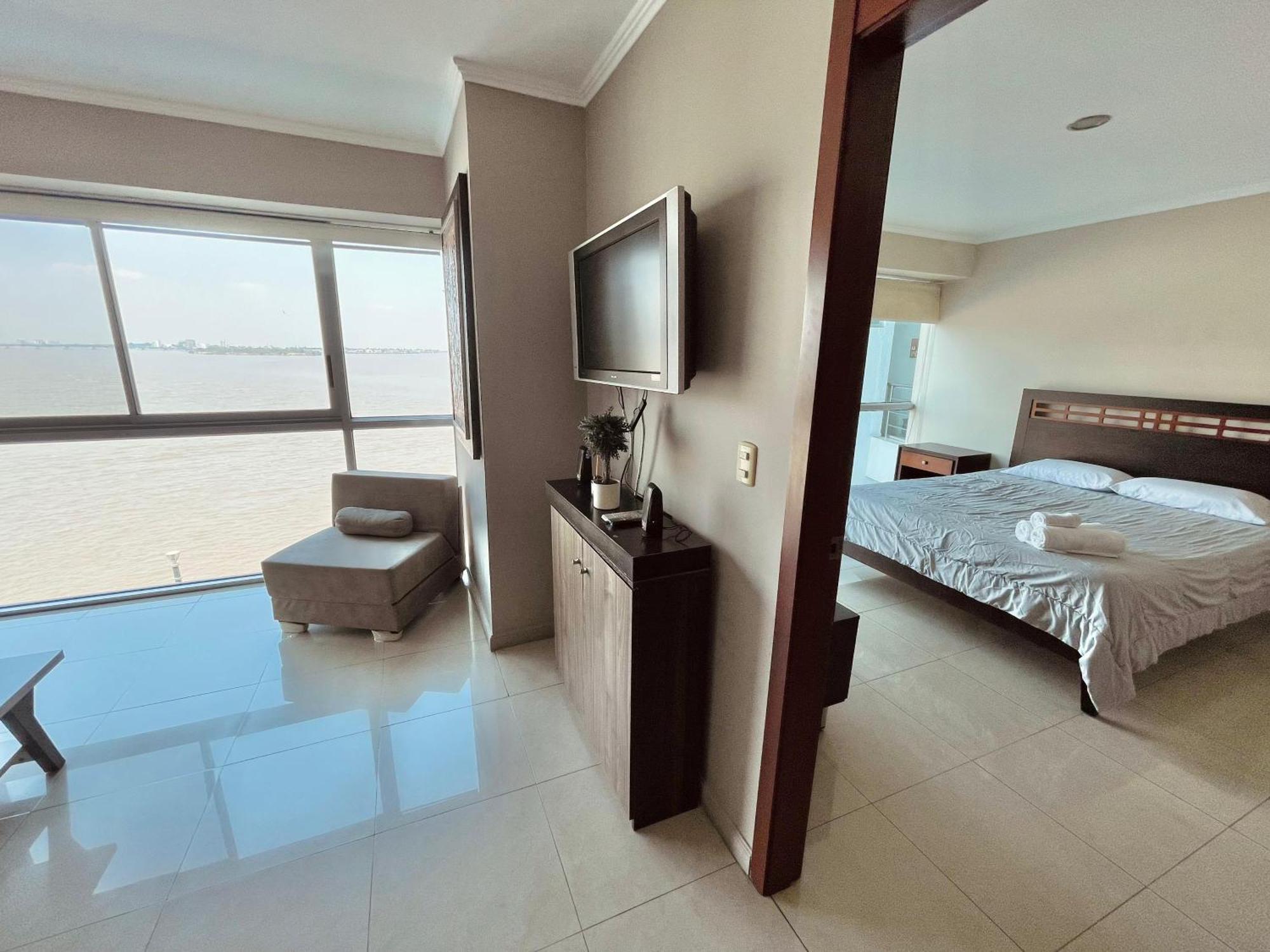 Frente Al Rio En Puerto Santa Ana Riverfront Apartment *