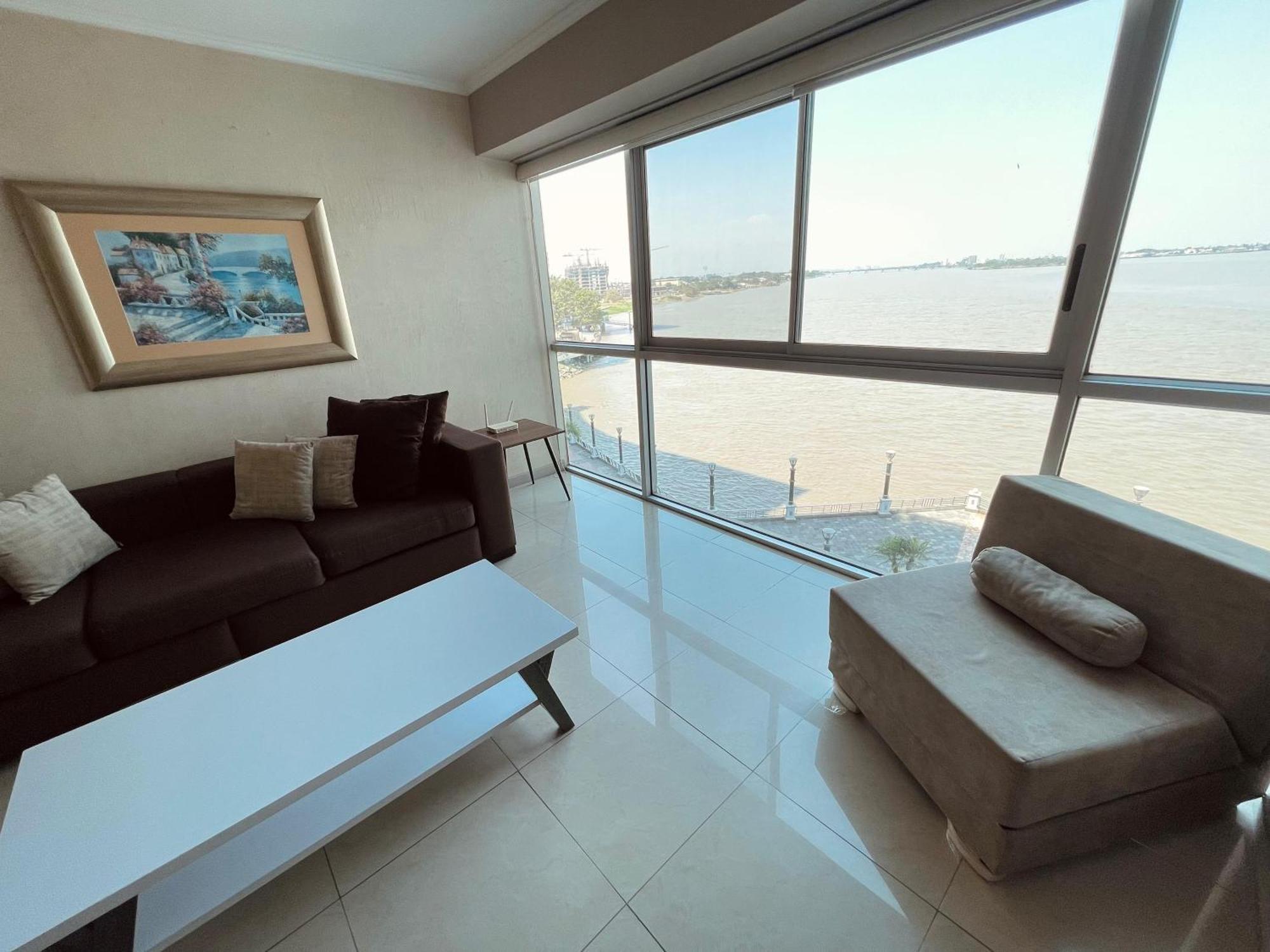 Frente Al Rio En Puerto Santa Ana Riverfront * Guayaquil