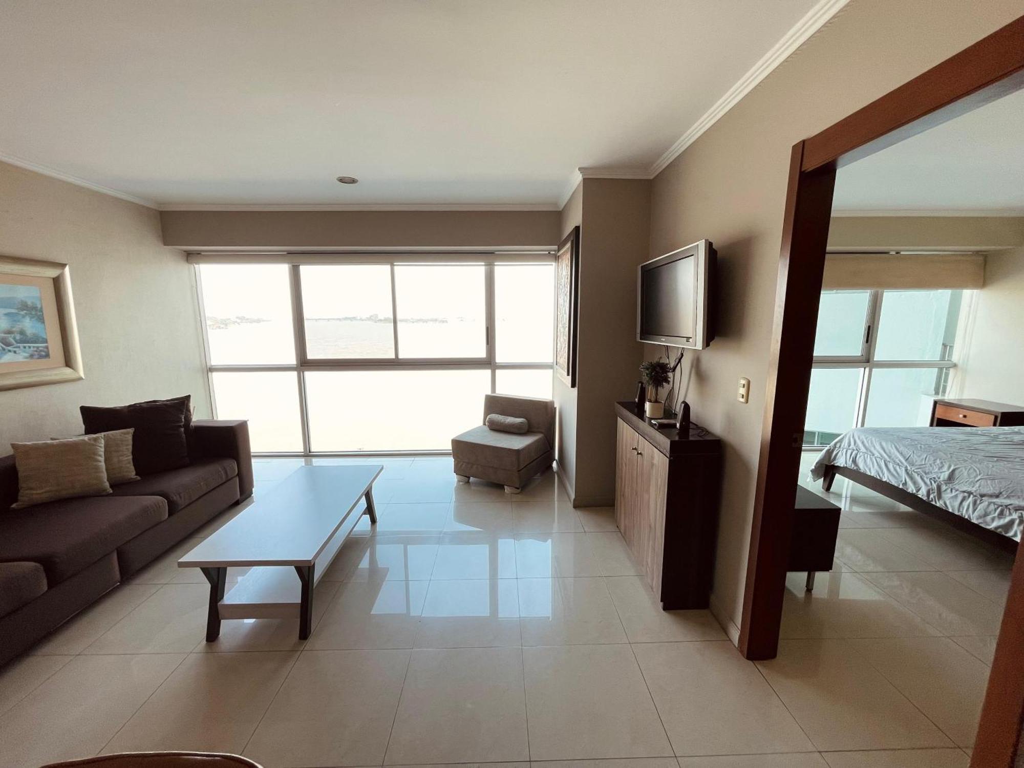 Frente Al Rio En Puerto Santa Ana Riverfront Apartment *