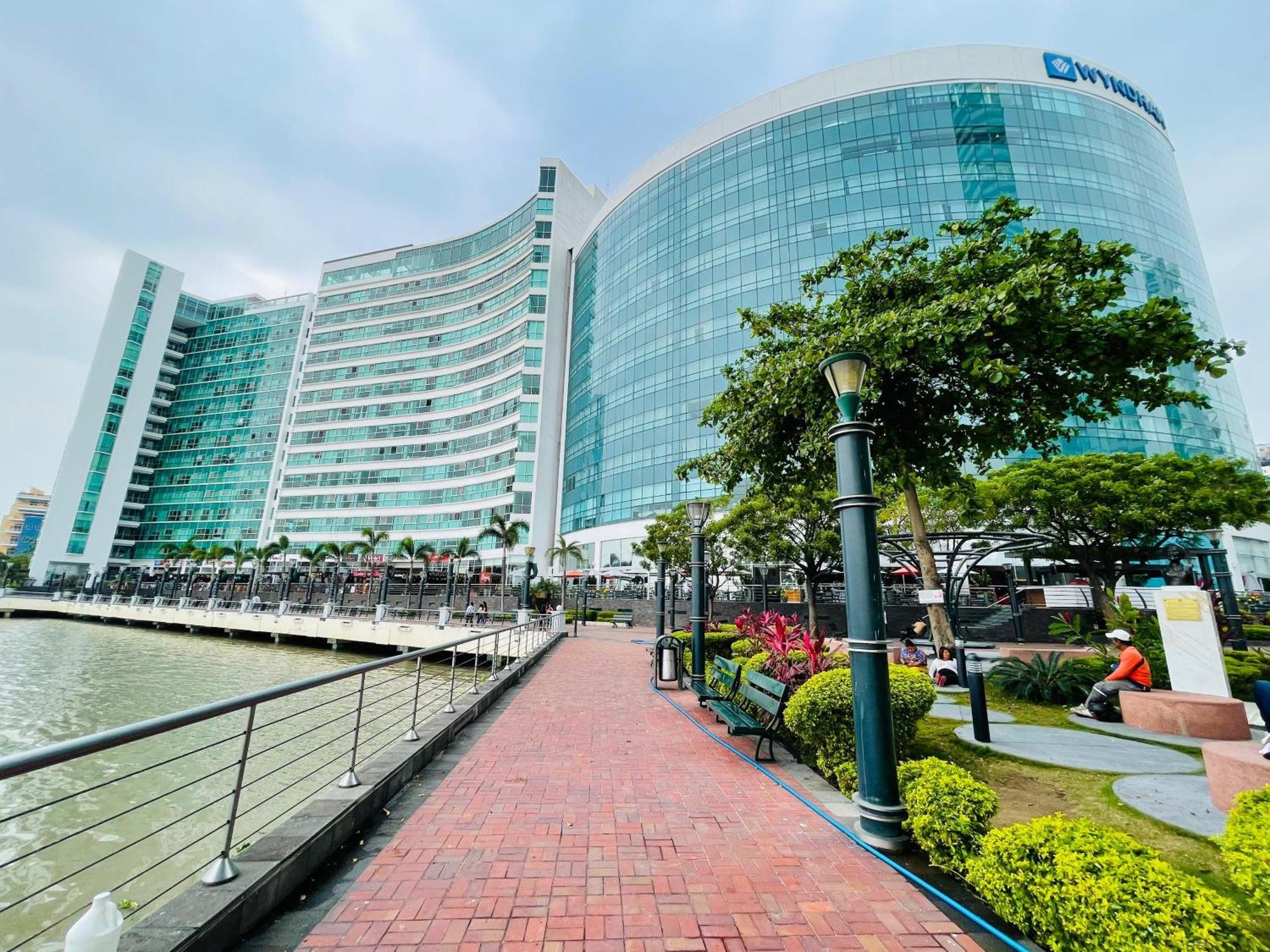 Frente Al Rio En Puerto Santa Ana Riverfront *